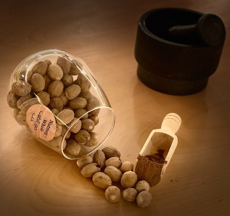 Nutmeg Whole, Organic Product – جوز الطيب حب، منتج عضوي