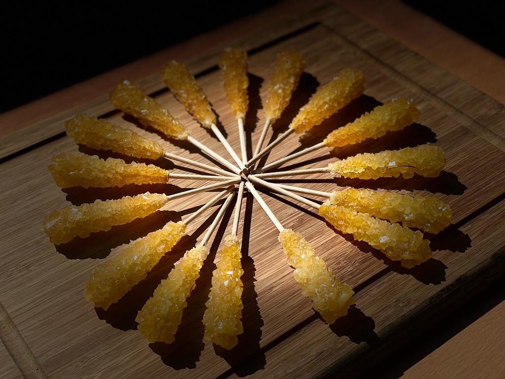 Brown Rock Sugar infused with Saffron – سكر أسمر متحجر بالزعفران